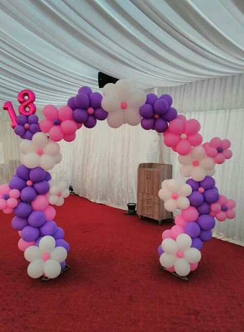 Flower balloon arch Flower Balloons Arch, Mother’s Day Balloon Arch, Balloon Flower Arch, Flower Balloon Arch, Balloon Styling, Party Balloons Diy, Balloon Garland Diy, Balloon Display, Balloon Flowers