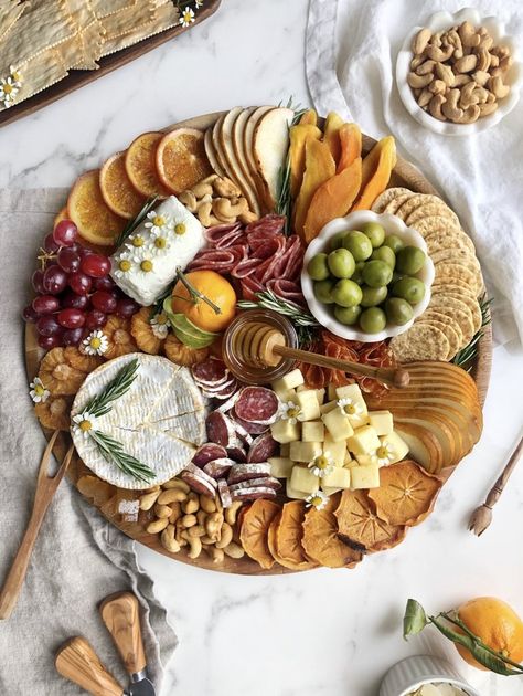 Food Board Ideas, Charcuterie Picnic, Beautiful Cheese Board, Kreative Snacks, Last Holiday, Charcuterie Inspiration, Charcuterie Platter, Charcuterie Cheese, Party Food Platters