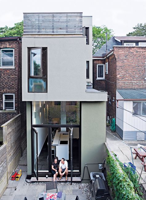 A rear view of the narrow house shows how Chong twisted the house’s volumes to bring daylight into each room. Small House Model, Narrow House Designs, Narrow House Plans, Narrow Lot House, Compact House, A Small House, Narrow House, Minimalist House Design, Tiny House Plans