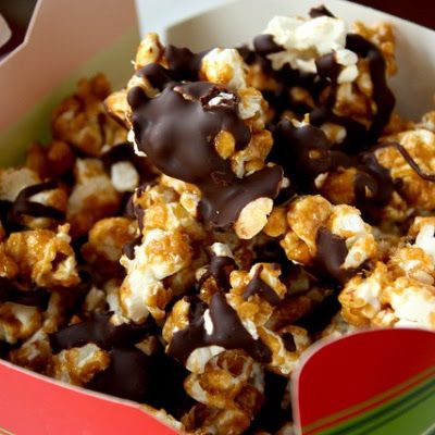 Christmas Crack Corn @keyingredient #caramel #delicious #chocolate Easy Caramel Corn Recipe, Caramel Corn Easy, Moose Munch, Caramel Corn Recipes, Dark Chocolate Caramel, Honey Caramel, Vegan Caramel, Tea Cookies, Caramel Corn