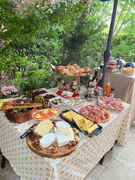 What to serve at a garden brunch paerty Grad Brunch, Vegas Aesthetic, Graduation Brunch, Garden Brunch, Outdoor Brunch, Outdoor Graduation, 34th Birthday, Screen House, Brunch Buffet