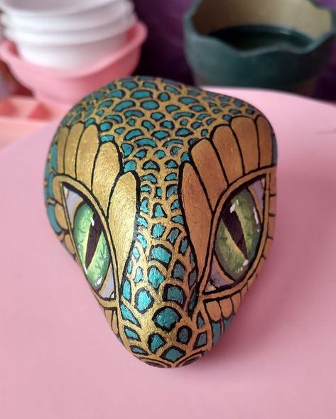 Painted Rock Snake Ideas, Snake Head Painted Rock, Snake Painting, Diy Rock Art, Mandala Painted Rocks, Painted Rock Animals, Snake Head, Stone Art Painting, Painted Rocks Craft