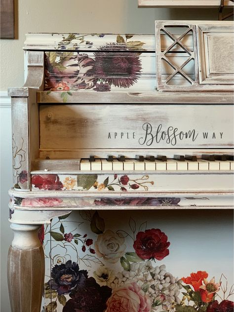 Painted floral piano. White painted pianos, painted piano, white furniture, floral furniture, floral piano, painted piano diy. Refinish Piano, Piano Painted, Piano Room Decor, Painted Piano, Piano Restoration, Painted Pianos, Piano Decor, Floral Furniture, Dengeki Daisy