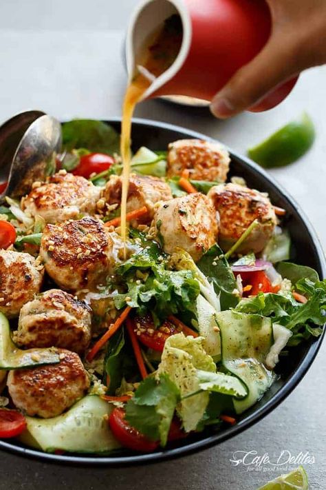 Chicken Meatball Salad, Meatball Salad, Gal Sal, Thai Chicken Meatballs, Spicy Meatball, Chicken Meatball, Cafe Delites, Resep Diet, Dressing Recipes