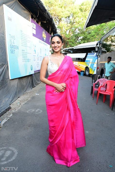 Spotted: Kajol, Kiara Advani And Other Stars In The City Kiara Advani Pink Saree, Kiara Advani Bhool Bhulaiya Outfits, Kiara Advani Outfits Indian, Kiara Advani Saree, Farewell Sarees, The Kapil Sharma Show, Kapil Sharma Show, Saree With Belt, Business Woman Quotes