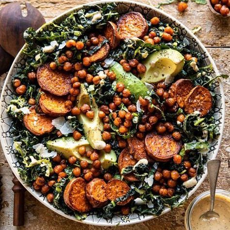 Half Baked Harvest Ceasar Salad, Chickpeas Salad, Half Baked Harvest Recipes, Kale Caesar, Kale Caesar Salad, Spicy Salad, Avocado Salat, Herb Salad, Crispy Chickpeas