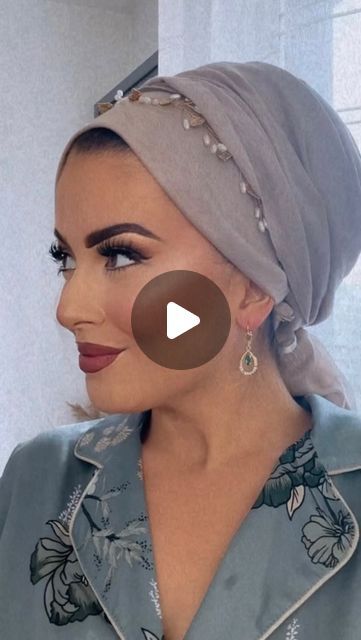 MAKE UP BY CALI 🍉 on Instagram: "NEW REELS TUTORIAL ✨  #turban #tutorial #turbanista   Hello beauties ❤️  Alors /10 vous mettez combien à ce style de turban ?!  Ça change un peu des turban en hauteur. J’aime l’élégance de la couette ou du chignon bas 🤩  J’attends vos avis hihi   #tutorial #turbanstyle #reels #newreels #instareels #modest #modestfashion #reelsinstagram #reelsviral #reelstutorial #howtoperfect #grwm #viral #ootd #outfit #inspiration #inspo #beauty #instabeauty #instadaily #instamood #makeupartist #mua #makeup" Turban Style Tutorial, Turban Hijab Tutorial, Hair Turban Tutorial, Tutorial Turban, Turban Outfit, Hijab Turban Style, Turban Tutorial, Turban Hijab, Mode Turban