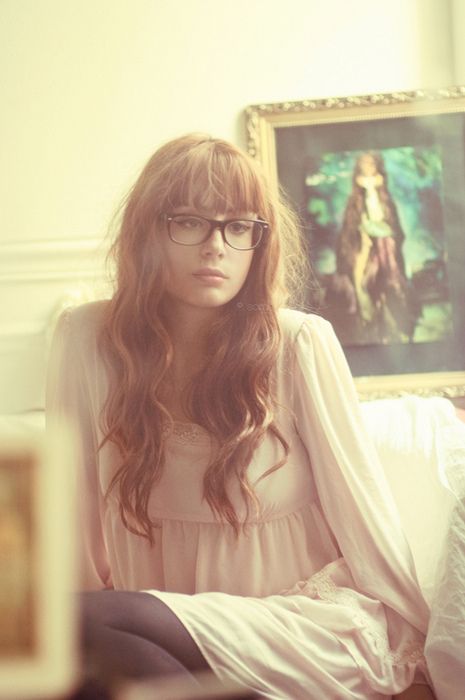 Long wavy brown hair with straight across bangs and big glasses Red Hair With Bangs, Bangs And Glasses, Hair And Glasses, Bangs Wavy Hair, Hairstyles With Glasses, Straight Bangs, Trendy Hair Color, Long Hair With Bangs, Long Wavy Hair