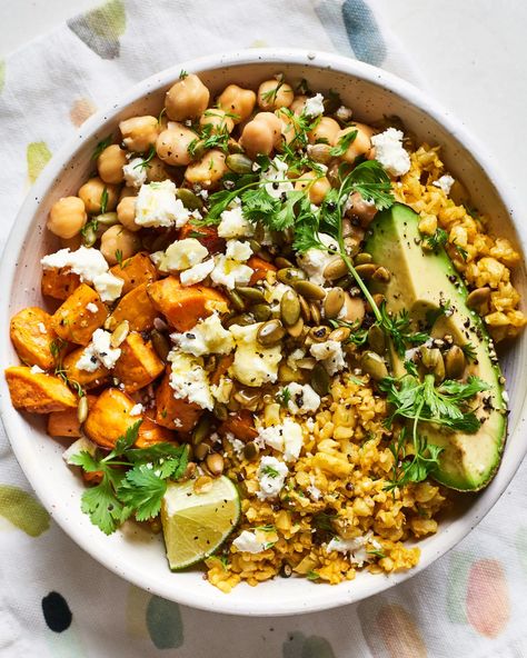 Rice Lunch, Lunch Bowl Recipe, Cheese Cauliflower, Rice Avocado, Cheap Lunch, Plat Vegan, Lunch Bowl, Chickpea Recipes, Vegetarian Lunch