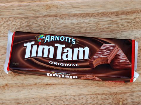 During your next trip Down Under, make room in your suitcase for these authentic Australian products./ Tim Tam Cheesecake, 3 Ingredient Cheesecake, Australia Tattoo, Australia Wallpaper, Cheesecake Balls, Blue Mountains Australia, Best Souvenirs, Famous Chocolate, Chocolate Biscuits