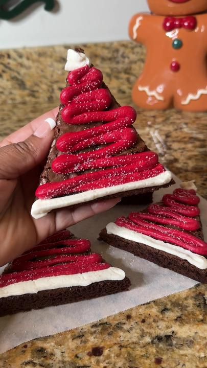 Jastini S. Bowen 🩷 on TikTok Brownies With Frosting, Christmas Brownie, Christmas Brownies, Brownie Frosting, Brownie Recipe, Christmas Theme, Brownie Recipes, Food Recipe, Sweet Snacks