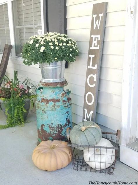 Checkout these simple fall front porch decorating ideas - like this cute setup for a small fall porch! This post will show you how to find fall decorations for your front porch on a budget! These fall front porch decor ideas are affordable and so cute! Small Front Porches Designs, Front Porch Design Ideas, Veranda Design, Small Porch Decorating, Fall Front Porch Ideas, Porch Design Ideas, Front Porch Design, Fall Front Porch Decor, Small Front Porches