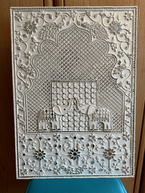 Lippan Art Template, Rajasthani Lippan Art, Lipan Art Wall, Ri Rays, Lippan Rangoli, Lippan Mirror, Mud Art, Lipan Art, Painted Mirror Art