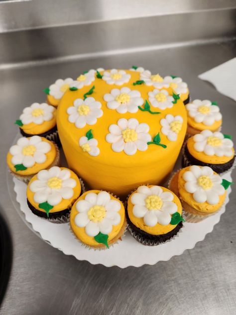 April Cake Ideas, Party Combo Cake Ideas, Fancy Easter Desserts, Spring Cake Ideas, Cake Tricks, Spring Cake Designs, Cupcake Platter, Easter Cupcakes Easy, Dq Cakes