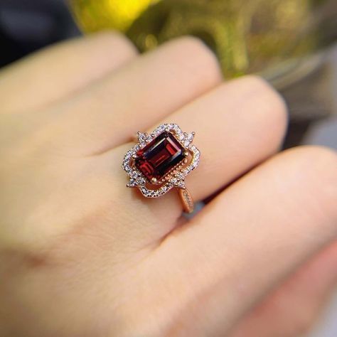 Vintage Garnet Engagement Ring, Red And Black Engagement Rings, Garnet Engagement Ring Vintage, Royalty Rings, Outdoor Proposal, Red Engagement Ring, Garnet Wedding Rings, Garnet Ring Vintage, Garnet Wedding