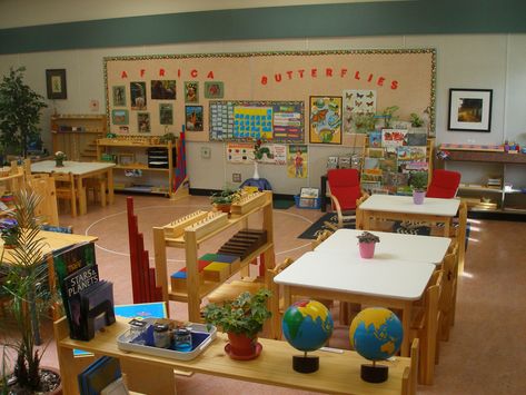 How Every Teacher Can Incorporate the Montessori Method Into Their Teaching of English. – Literacy Today Montessori Classroom Layout, Montessori Preschool Classroom, Preschool Classroom Layout, Preschool Designs, Montessori Environment, Preschool Rooms, Montessori Playroom, Classroom Layout, Toddler Classroom