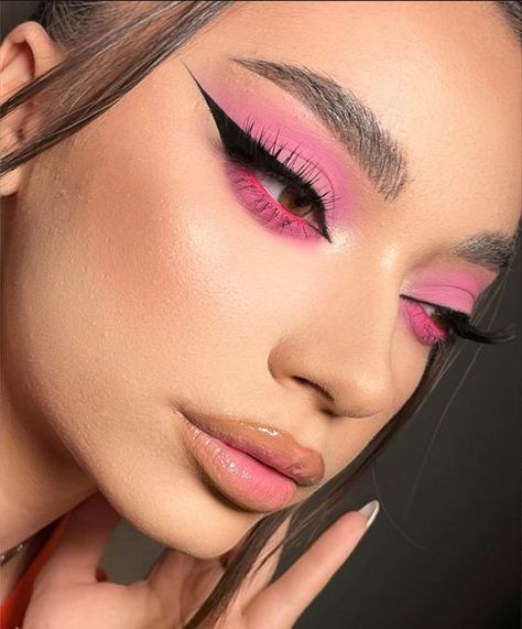 Magenta Pink Makeup Looks, Pink Waterline Makeup, Pink Festival Makeup, Pink And Black Eye Makeup, Hot Pink Makeup Looks, Pink Eyeliner Looks, Black And Pink Makeup, Pink Graphic Liner, Barbie Eyeshadow