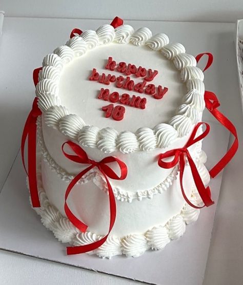 Red Theme Cake Birthday, Red 21st Birthday Party Ideas, Tort Happy Birthday, Vintage Birthday Cake Aesthetic, Red And White Birthday Cake, Red And White Cake, White Vintage Cake, Red Birthday Cake, 18th Birthday Cake Designs