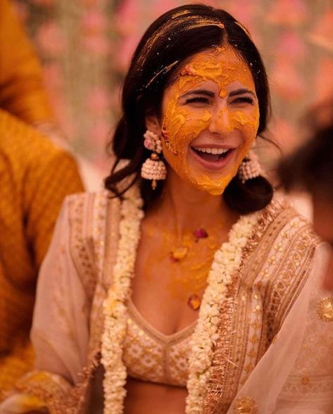 She accessorised her look with floral jewellery in white. Haldi Board, Haldi Ceremony Outfit For Bride, Floral Jewellery For Haldi, Haldi Photos, Jewellery For Haldi, Khadi Kurta, Haldi Ceremony Outfit, Sweet Makeup, Ceremony Outfit