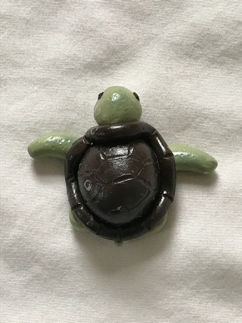 This adorable clay sea turtle figurine will be the perfect addition to your home. They make cute decorations for houses without a lot of space, or with a coastal theme, and they also make wonderful gifts for loved ones who like the sea. Made of polymer clay, each turtle measures 2 inches long by 2 inches wide. Each turtle is made with two different colors, the color of the shell and the color of the turtles' head and flippers. Clay Turtle Bowl, Turtle Clay Sculpture Easy, Clay Crafts Turtle, Clay Sculpture Simple, Polymer Clay Things To Make, Air Dry Clay Sea Animals, Clay Ideas Turtle, Small Sculptures Clay, Pottery Animals Handbuilt