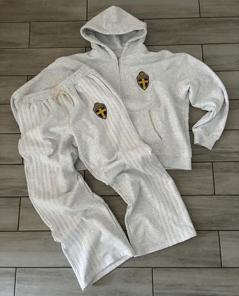 @rangekapital is taking it back to basics with their swedish soccer sweatsuits that are in extreme high demand 💨 both garments boast a hefty 1000 GSM composition and come in just one clean colorway ☁️ Bottoms are wide-leg & tops have a cropped fit, both adorned with custom-branded kapital soccer crest patches Gray Sports Pants, Y2k Men, Tracksuit Men, Y2k Hoodie, Concert Outfits, Grey Sweatpants, Men Street, Sports Suit, Fashion Icon