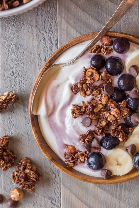 Chocolate Hazelnut Granola Yogurt Bowl - Creamy yogurt topped with blueberries, bananas and homemade Chocolate Hazelnut Granola. Granola Yogurt Bowl, Hazelnut Granola, Yogurt Bowl Recipe, Yogurt Bowls, Yoghurt Bowl, Granola Parfait, Desayuno Keto, Chocolate Yogurt, Creamy Yogurt