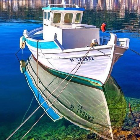 Greek Fishing Boat, Greek Fish, Casa Cook, Boat Paint, Places In Greece, Greek Design, Old Boats, Boat Art, Water Reflections