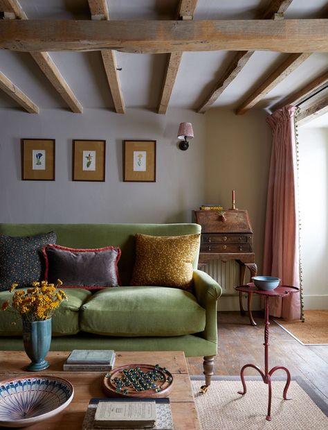 A Cotswold cottage that is almost too charming to be real | House & Garden Salons Cottage, Cotswold Cottage, Cotswolds Cottage, Modern Country Style, Cottage Living Rooms, Cosy Living Room, Cottage Interior, Green Sofa, Cottage Interiors