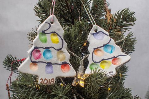 Fingerprint Christmas Tree Ornament - Air Drying Clay - Mum In The Madhouse Diy Christmas Keepsakes, Fingerprint Christmas Tree, Fingerprint Christmas, Fingerprint Crafts, Air Drying Clay, Kids Christmas Ornaments, Clay Christmas, Christmas Tree Decorations Diy, Clay Crafts Air Dry