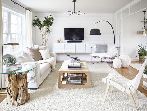 Beautiful small white living room blends monochromatic beauty with modernity and natural decor. Furnitur Ruang Keluarga, Moore House, White Living, White Living Room, Living Room White, Minimal Modern, Living Room Grey, Living Room Pictures, Apartment Living Room