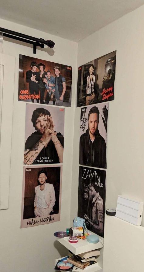 One Direction Bedroom Ideas, One Direction Room Aesthetic, One Direction Wall Decor, One Direction Core, One Direction Bedroom, One Direction Room, 1d Core, One Direction Merch, Gambar One Direction