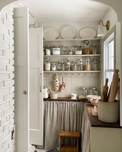 Pantry Window, Unfitted Kitchen, Pantry Inspiration, Pantry Decor, Farmhouse Pantry, Craftsman Cottage, Freestanding Kitchen, Farm Kitchen, Classic Kitchen