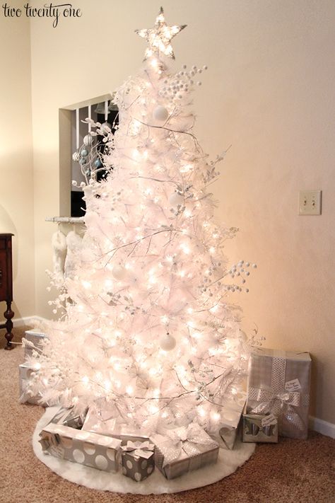 White Christmas tree with white and silver decorations White Xmas Tree, Silver Decorations, White Christmas Tree Decorations, Christmas Tree Decorated, A White Christmas, Christmas Tree Inspiration, Ribbon On Christmas Tree, Black Christmas Trees, White Christmas Trees