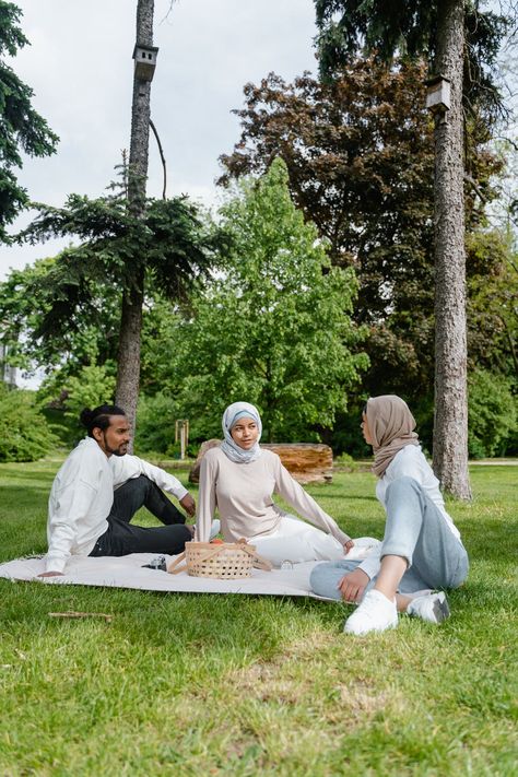 A People having Picnic Together · Free Stock Photo People Having A Picnic, Juice Jar, Child Photo, Tree People, Indian Family, Three Friends, People Eating, Green Park, People Sitting