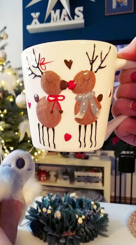 Hand Painted Christmas Mugs Coffee Cups, Easy Christmas Pottery Painting Ideas, Ceramic Mugs Painting, Color Me Mine Christmas Ideas, Christmas Mugs Aesthetic, Christmas Mug Painting Ideas, Christmas Ceramic Mug, Coffee Cup Ideas, Christmas Mug Gift Ideas