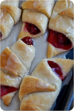 Easy Cherry Turnovers, Cherry Turnovers, Crockpot Desserts, Crescent Recipes, Tart Cherries, Pane Dolce, Cherry Desserts, Brownie Desserts, Crescent Roll Recipes