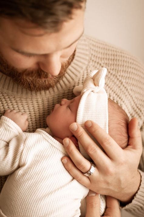 Farm Newborn Photography, Toddler Newborn Photoshoot, Mom And Daughter Newborn Pictures, Newborn Girl Photoshooting Ideas Family, Newborn Baby Photography With Toddler, Newborn And Toddler Photoshoot, New Born Baby Girl Photoshooting Family, Winter Newborn Photos, Newborn And Parents Photography