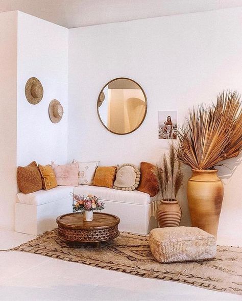 Moroccan Decor Living Room, Boho Sofa, Desert Decor, Bohemian Furniture, Old Sofa, Interior Vintage, Built In Seating, Dekorasi Kamar Tidur, Boho Cushions