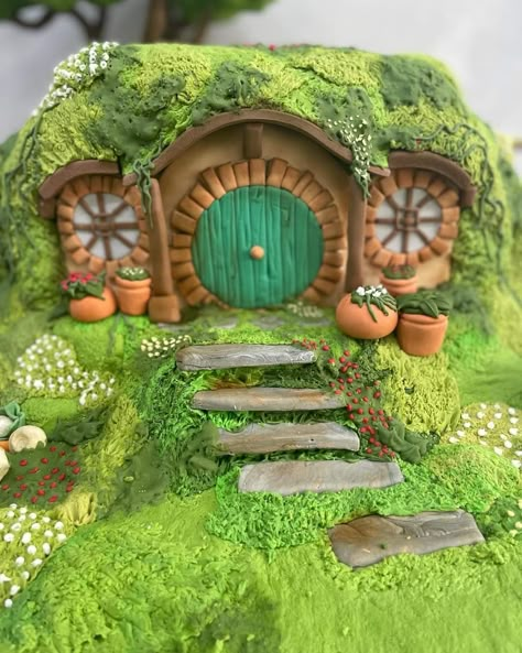 Hobbit Hole Gingerbread House, Hobbit Gingerbread House, Ceramic Hobbit House, Gingerbread Fairy House, Family Reunion Cakes, Miniatures Display, Casa Hobbit, Realistic Cakes, Clay Fairy House