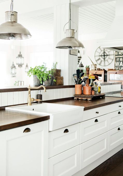 Loved the kitchen & the beautiful wood flooring in this New England style farmhouse. Located in Sweden,... Decor Ikea, Regal Design, Farmhouse Kitchen Design, Butcher Block Countertops, Wood Counter, Design Seeds, Wood Countertops, Modern Farmhouse Kitchens, Farmhouse Kitchen Decor