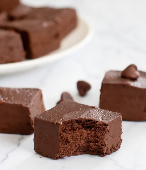 2 Ingredient Yogurt Fudge, Yogurt Fudge, Healthy Chocolate Fudge, 2 Ingredient Fudge, Healthy Fudge, Chocolate Peanut Butter Fudge, Fudge Recipes Easy, Cottage Cheese Recipes, Fudge Easy