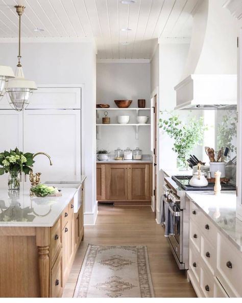 Vivir Design on Instagram: “What a modern and classic kitchen by @parkandoakdesign 👌 . . 💡Follow 👉 @vivirdesign for more beautiful spaces. . . Share your favorite…” Farm Kitchens, Cozy Kitchens, Spanish Homes, Lake Kitchen, Model Dapur, Two Tone Kitchen Cabinets, Cabin Kitchen, Kabinet Dapur, Condo Kitchen