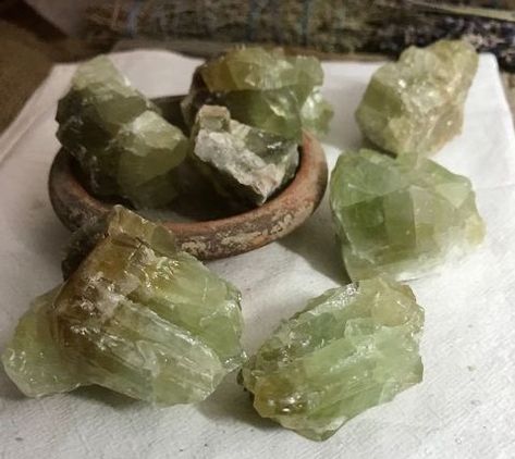 tori ☆ on Twitter: "Sunday reset 🥒✨ https://t.co/ebDFPpoLQT" / Twitter Green Calcite, Crystal Vibes, Crystal Aesthetic, Crystal Energy, Pretty Rocks, Cool Rocks, All I Ever Wanted, Choose One, Crystal Gems