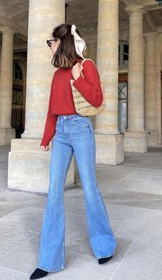 Bootcut Jeans Outfit Women, Southern California Fashion, Spring Looks For Women, Bootcut Jeans Outfit, Stile Kendall Jenner, Flare Jeans Outfit, Paris Outfits, Red Sweater, Trend Fashion