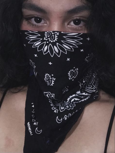 Cool selfie idea all black Bandana Mask Aesthetic, Black Bandana Aesthetic, Face Covering Aesthetic, Black Face Mask Aesthetic, Black And White Selfie, Face Bandana, Bandana Face Mask, Bandana Mask, Face Mask Aesthetic