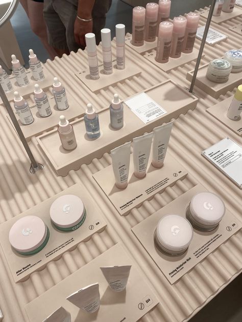 the glossier store😍😍😍 Skincare Retail Design, Lip Gloss Pop Up Shop Display Ideas, Skincare Pop Up Store, Glossier Display, Skincare Booth, Glossier Pop Up, Skincare Display, Glossier Store, Luxury Display