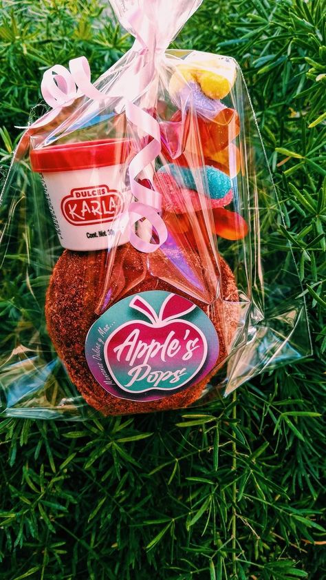 Chamoy Apples, Candy Apples Diy, Candy Apple Bars, Gourmet Candy Apples, Spicy Candy, Donut Themed Birthday Party, Apple Pop, Gourmet Apples, Sweets Bar