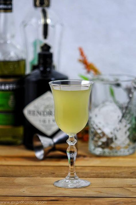 The Lumiere Cocktail with gin, green chartreuse and St. Germain Elderflower Liqueur, lime and bitters. This classic Chartreuse Gin Cocktail is sure to please! Chartreuse Cocktail, St Germain Cocktail, Food Recipes Vegetarian, Classic Gin Cocktails, Strong Cocktails, Bitter Greens, Gin Recipes, Punch Drinks, Gin Cocktail Recipes