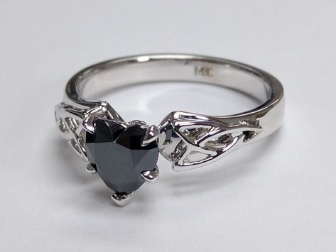 Non Diamond Promise Rings, Black Heart Ring Aesthetic, Black Jelewry, Non Traditional Rings Wedding, Cute Black Accessories, Black Heart Jewelry, Unique Gothic Engagement Rings, Emo Promise Rings, Black Promise Rings For Her