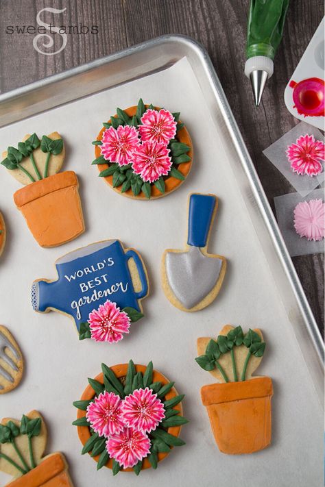 For Father’s Day this year I decided to go with a set of garden cookies inspired by my husband’s newfound interest in gardening. Watch the video and get the supply list below! Gardening Cookies, Garden Cookies, Cookies Decorated With Royal Icing, Chocolate Bowls, Royal Icing Flowers, Cupcake Cake Designs, Pink Food Coloring, Spring Cookies, Summer Cookies